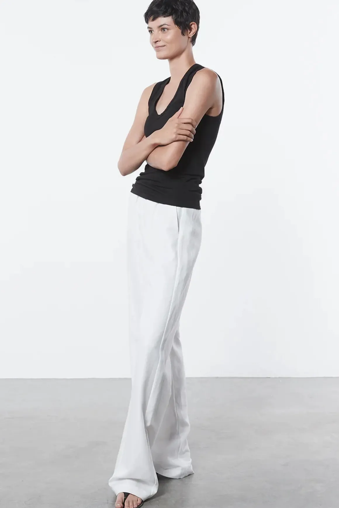 enza_costa_essential_slee_1-1.webp Enza Costa Essential Sleeveless U Tank