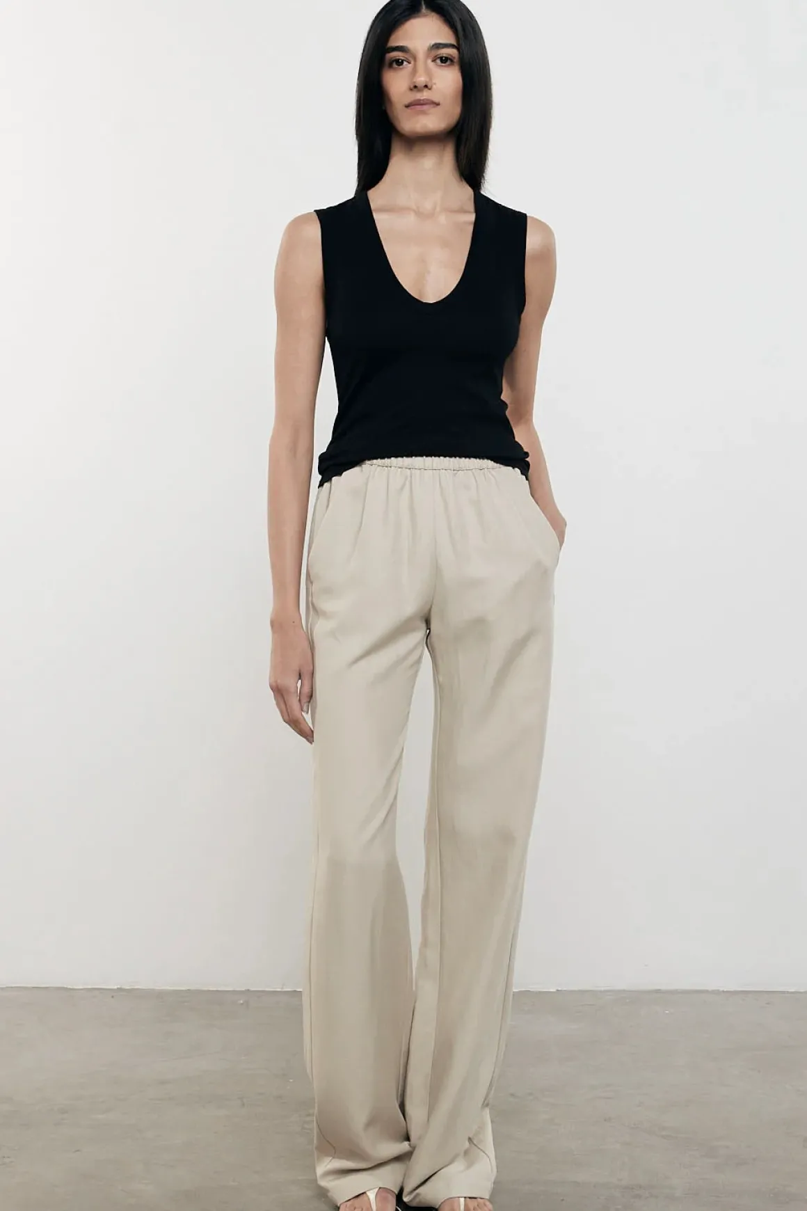 enza_costa_essential_slee_4-1.webp Enza Costa Essential Sleeveless U Tank