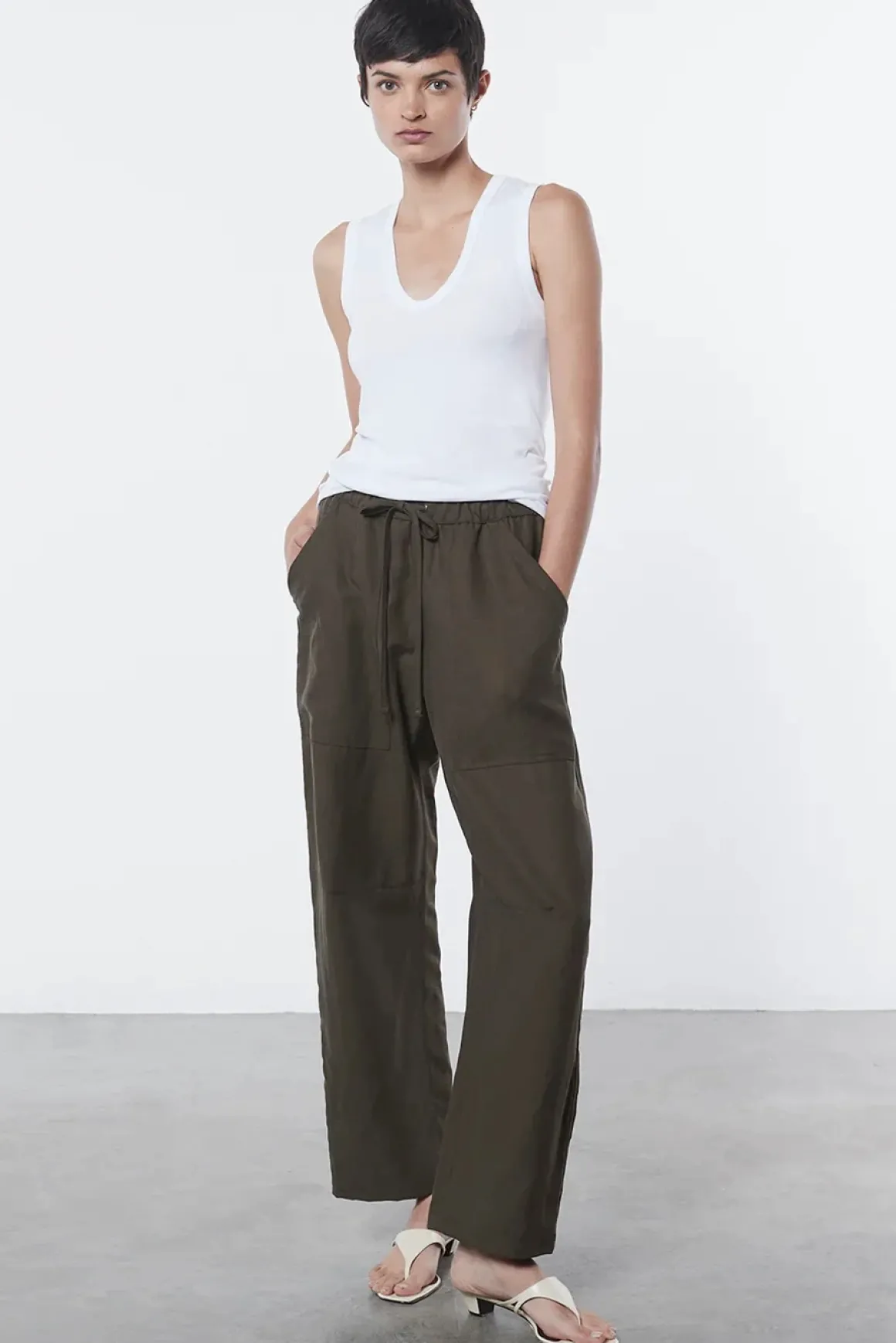 enza_costa_essential_slee_5-1.webp Enza Costa Essential Sleeveless U Tank