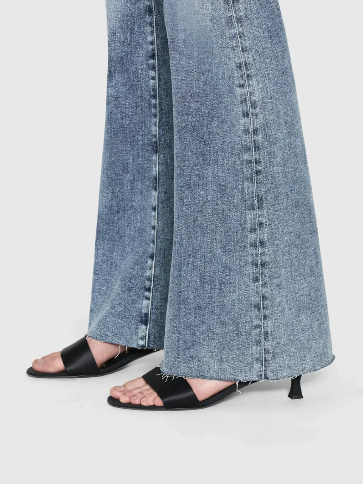 le_easy_flare_raw_hem_jea_2.webp Le Easy Flare Raw Hem Jeans