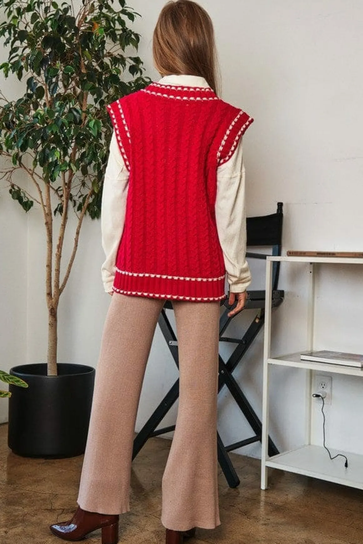 solid_vneck_sleeveless_po_7.webp Solid V-Neck Sleeveless Pocket Detail Sweater *Onine Only*