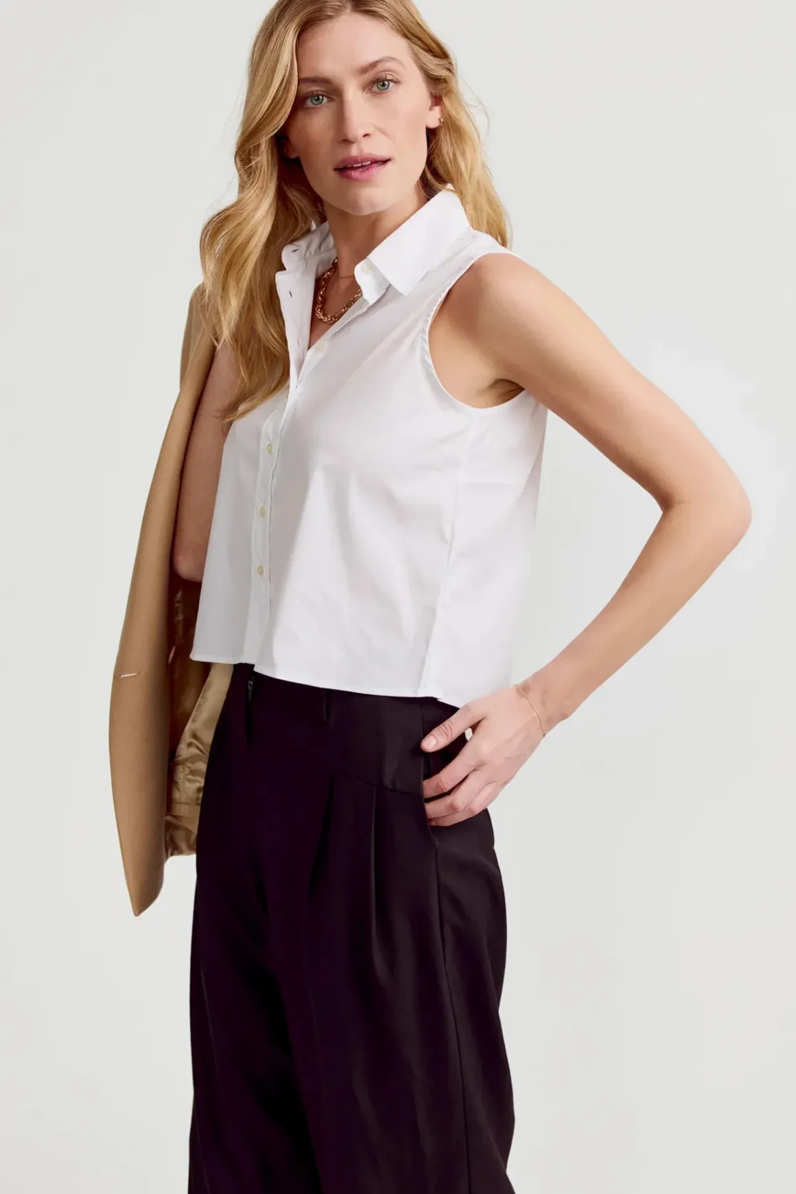 the_shirt_boxy_cropped_sl_6.webp The Shirt Boxy Cropped Sleeveless Shirt