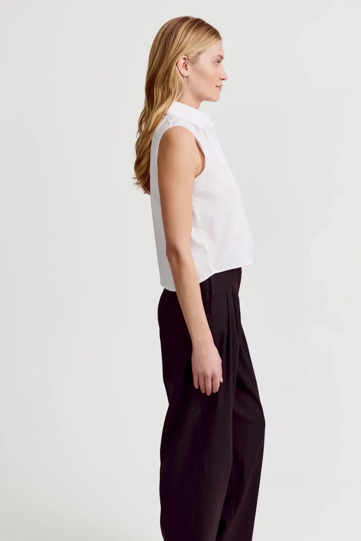 the_shirt_boxy_cropped_sl_7.webp The Shirt Boxy Cropped Sleeveless Shirt