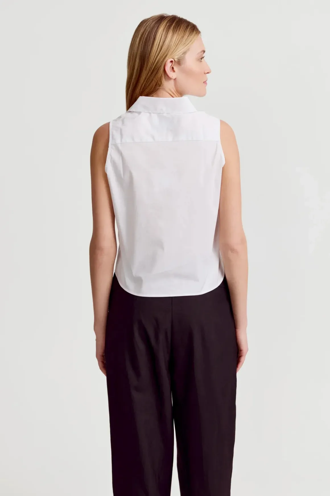 the_shirt_boxy_cropped_sl_8.webp The Shirt Boxy Cropped Sleeveless Shirt