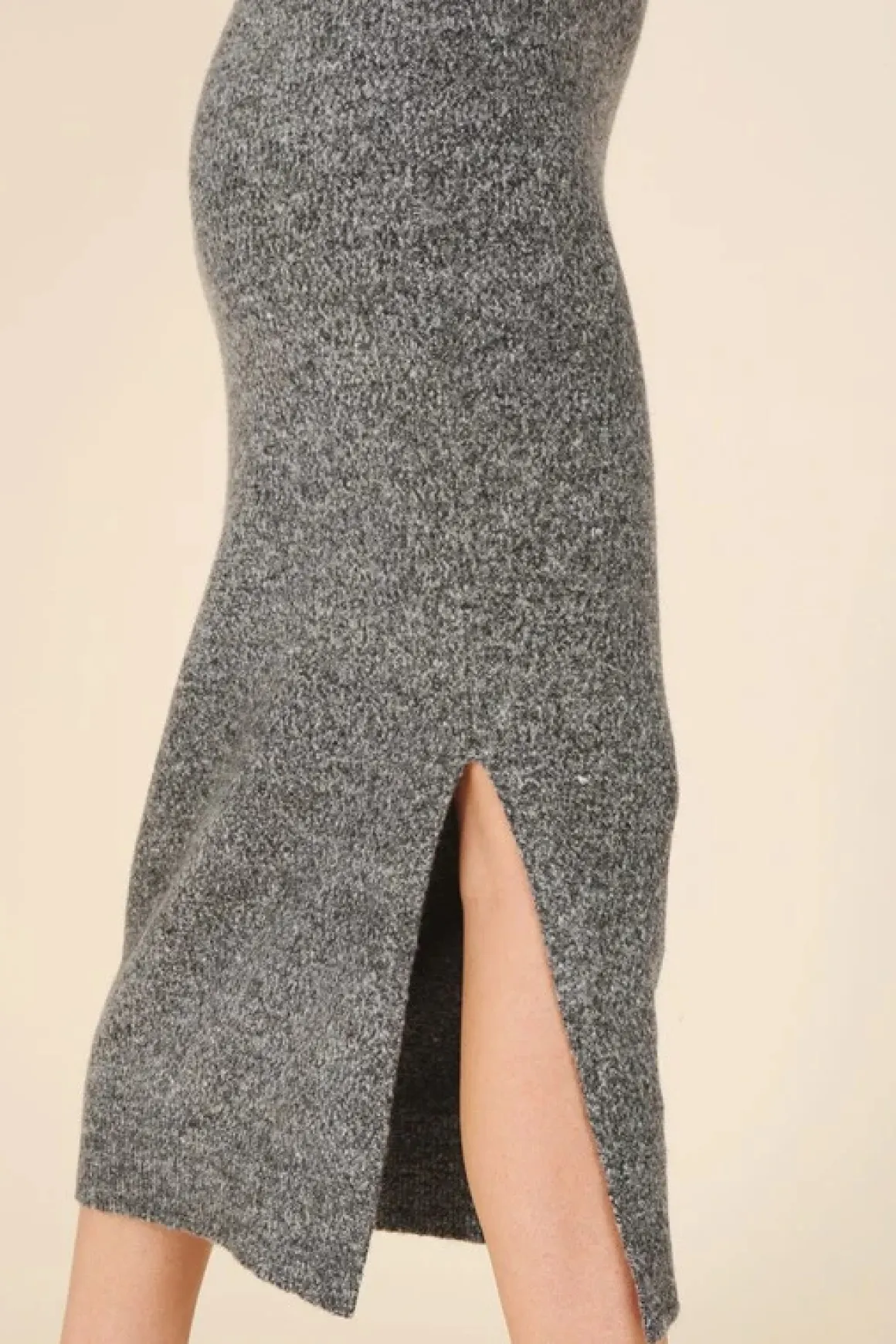 vneck_sweater_maxi_dress__14.webp V-neck sweater maxi dress *Online Only*